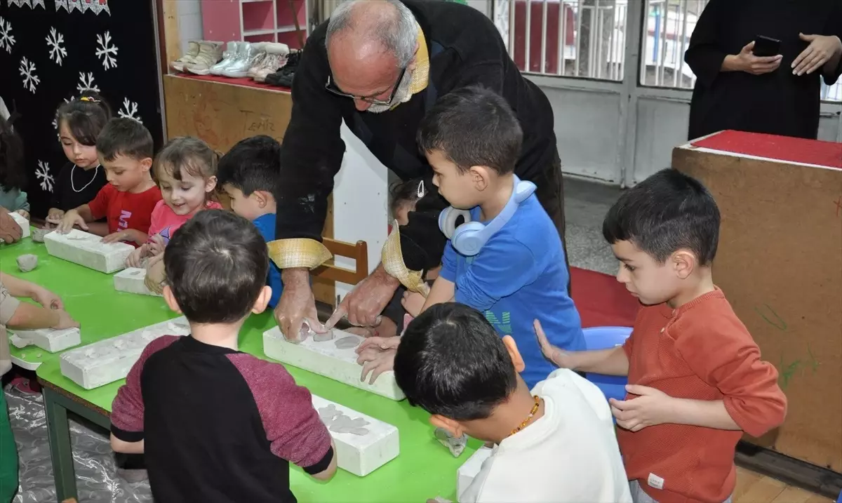 Kütahya’da anaokulu öğrencileri çini çamuruna şekil verdi